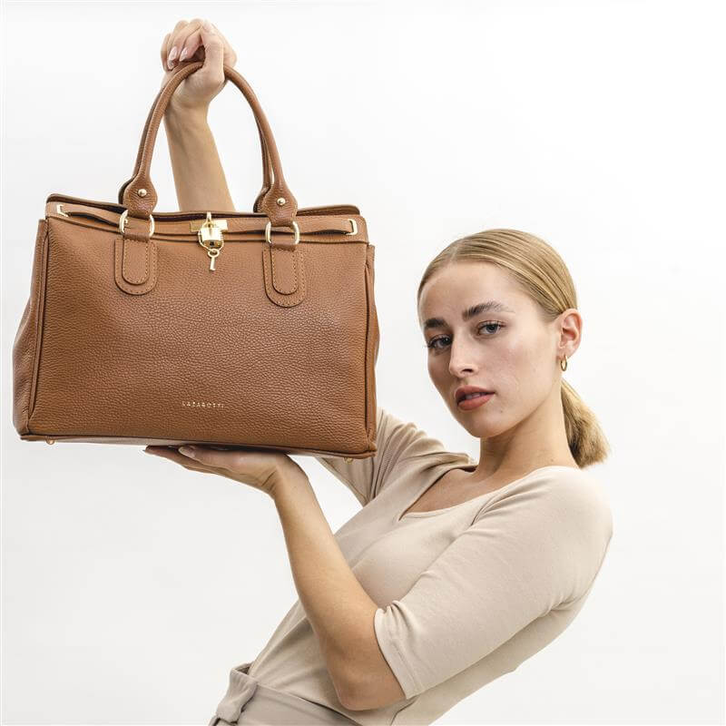 Frau mit Handtasche